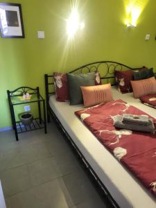 twee bedden in een kamer met groene muren bij Rosenhirsch Ferienwohnung in Altenau