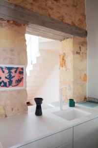 Una cocina con fregadero y escalera. en Elorhouse in the charming neighborhood of KoumKapi, en La Canea