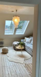uma sala de estar com um sofá e uma mesa em Cozy City Apartment Daun - Ferienwohnung - EIFEL The Natural Home em Daun