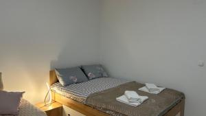 Una cama con dos toallas encima en Grajski kamen apartment, en Maribor