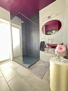 a bathroom with a shower and a sink at T2 La vue panoramique sur l'océan à 180 in Saint-Jean-de-Monts
