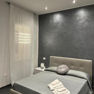 sypialnia z łóżkiem z dwoma ręcznikami w obiekcie Villa Manzo relais -Pompei Vesuvius w mieście Boscotrecase