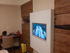 Телевизор и/или развлекательный центр в QUARTO DUPLO - Suíte
