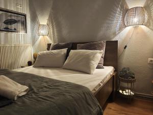 um quarto com uma cama com duas almofadas em Evenos em Kavala