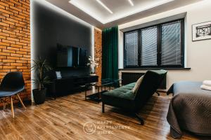Televízia a/alebo spoločenská miestnosť v ubytovaní Happy Nest - ApartamentyHappy pl