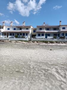 - un bâtiment sur la plage à côté d'une plage de sable dans l'établissement Golden sunset beach house, à Skála Foúrkas