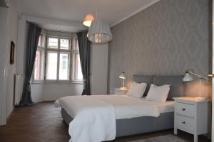 een slaapkamer met een groot wit bed en een raam bij Center Marvel in Ljubljana