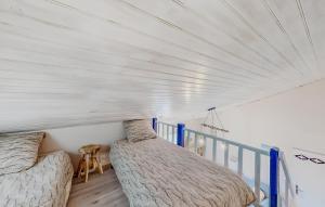 zwei Betten in einem Zimmer mit Balkon in der Unterkunft Appartement Aloha Ohana 4-6 personnes à 400m de la plage à Dolus d'Oléron in Dolus d'Oléron