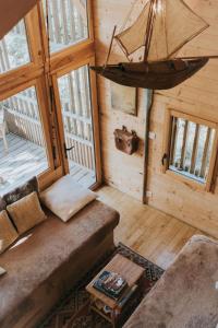 una sala de estar con sofá en una cabaña en La cabane de la Saone, Lyon Country house en Caluire-et-Cuire