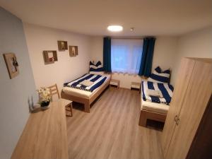Postel nebo postele na pokoji v ubytování Fewo Am Geyersberg
