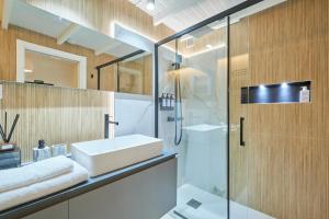 een badkamer met een wastafel, een toilet en een douche bij Madrid Urban Comfort in Madrid