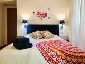 Un dormitorio con una cama con una manta de colores. en GREAT APARTMENT CLOSE TO CENTER en Valencia