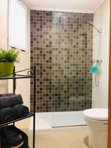 瓦倫西亞的住宿－GREAT APARTMENT CLOSE TO CENTER，带淋浴、卫生间和盥洗盆的浴室