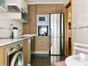 uma cozinha com um frigorífico de aço inoxidável e uma máquina de lavar louça em GREAT APARTMENT CLOSE TO CENTER em Valência