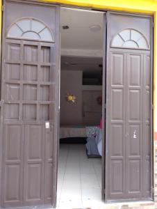 an open door to a room with two windows at Habitación privada entrada independiente in Tuxtla Gutiérrez