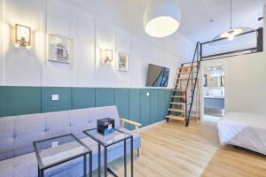 een woonkamer met een bank en een stapelbed bij Madrid Urban Comfort in Madrid