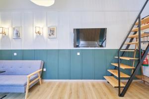 een woonkamer met een blauwe en witte muur bij Madrid Urban Comfort in Madrid