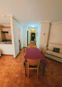een woonkamer met een tafel, stoelen en een bank bij GOLF MAR SUR ALBATROS 5 bed places apartment in San Miguel de Abona