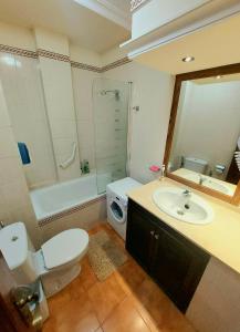 een badkamer met een toilet, een wastafel en een douche bij GOLF DEL SUR ALBATROS 5 bed places apartment in San Miguel de Abona