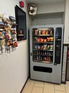 un frigorifero pieno di bevande in camera di Quality Inn & Suites Farmington a Farmington