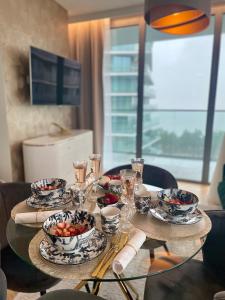 einen Tisch mit Teller und Schüsseln mit Essen drauf in der Unterkunft Luxury Apartment Tyballtic 7th Floor in Misdroy