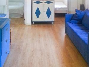 Söderalaにある4 star holiday home in SÖDERALA-By Traumのリビングルーム(青いソファ付) +29枚の写真