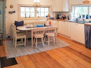 Söderalaにある4 star holiday home in SÖDERALA-By Traumのキッチンにテーブルと椅子がある