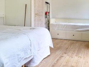 um quarto com 2 camas e piso em madeira em Holiday home SÖDERALA em Söderala