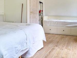 Söderalaにある4 star holiday home in SÖDERALA-By Traumのベッドルーム1室(ベッド2台付)が備わります。