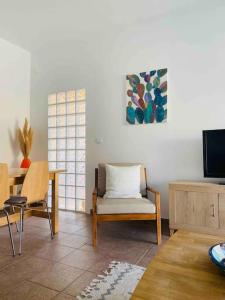 TV a/nebo společenská místnost v ubytování El Toyo Cactus + 25 fotografií
