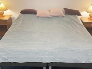 Giường trong phòng chung tại Holiday home SÖLVESBORG X