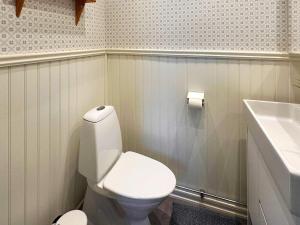 Koupelna v ubytování Holiday home TINGSRYD + 31 fotografií