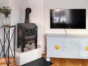 TV a/nebo společenská místnost v ubytování Holiday home TINGSRYD