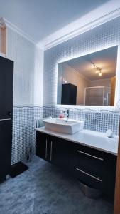 een badkamer met een wastafel en een spiegel bij SOLPOR in Silleda