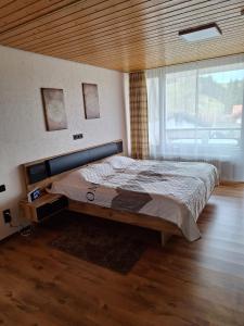 Postel nebo postele na pokoji v ubytování Schöne 2 1/2 Zimmer Ferienwohnung in Oberstaufen - Hoamatle -