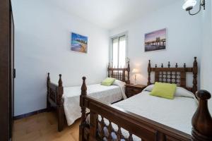 1 dormitorio con 2 camas y ventana en Mexico I en Cambrils