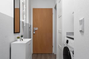 ห้องน้ำของ Messe, Monteure, Budget - Einfache komfortable 2 Personen Wohnung (22qm) mit Vollausstattung (WLAN 250 Mbit, TV 55 Zoll m. Netflix) - Hochwertige Küche und Bad