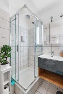 a bathroom with a glass shower and a sink at Messe, Monteure, Budget - Einfache komfortable 2 Personen Wohnung (22qm) mit Vollausstattung (WLAN 250 Mbit, TV 55 Zoll m. Netflix) - Hochwertige Küche und Bad in Duisburg