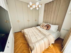 ein Schlafzimmer mit einem Bett mit zwei Donuts drauf in der Unterkunft Taupe II Wyjątkowy Apartament w centrum Łodzi in Łódź