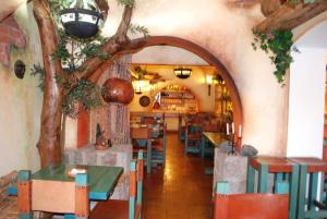 un restaurante con un arco, mesas y sillas en Hotel Vieja Cuba, en Quito