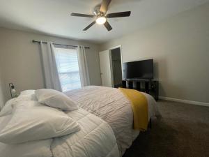1 dormitorio con 1 cama y ventilador de techo en Cute & Cozy Suite in Overland Park en Overland Park