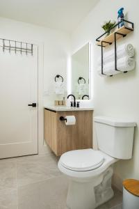 Vannituba majutusasutuses The Boho Bliss - Lakeview Elegance 3miles Downtown +22 fotot