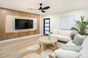 Televiisor ja/või meelelahutuskeskus majutusasutuses The Boho Bliss - Lakeview Elegance 3miles Downtown