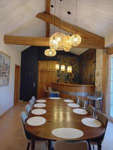 una sala de conferencias con una gran mesa de madera y sillas en La porte dorée..., en Saint-Nicolas-de-la-Grave