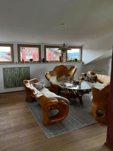 uma sala de estar com cadeiras, uma mesa e um sofá em Pit-Stop Allgäu em Argenbühl