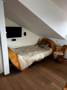 um quarto com uma cama no canto de um sótão em Pit-Stop Allgäu em Argenbühl