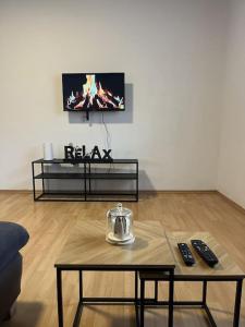 ein Wohnzimmer mit einem Couchtisch und einem TV in der Unterkunft Relax Apartment in Krumbach