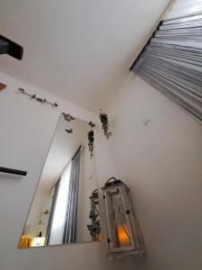 une lampe dans une pièce avec un miroir dans l'établissement Kuća za odmor Eni ****, à Šibenik 41 autres photos