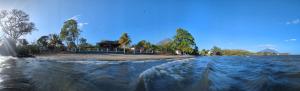 uma vista para uma praia com árvores e uma casa em Hotel Playa Santa Martha em Rivas