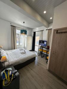 una camera con letto, scrivania e TV di Travelers Luxury Suites, Studios & Apartments a Ágios Rókkos